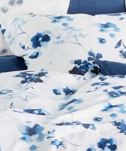 Leinen-Baumwolle Bettwäsche mit Blumen in Blau Weiß von fleuresse provence
